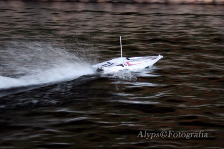 Barco Telecomandado (Água de Pena)